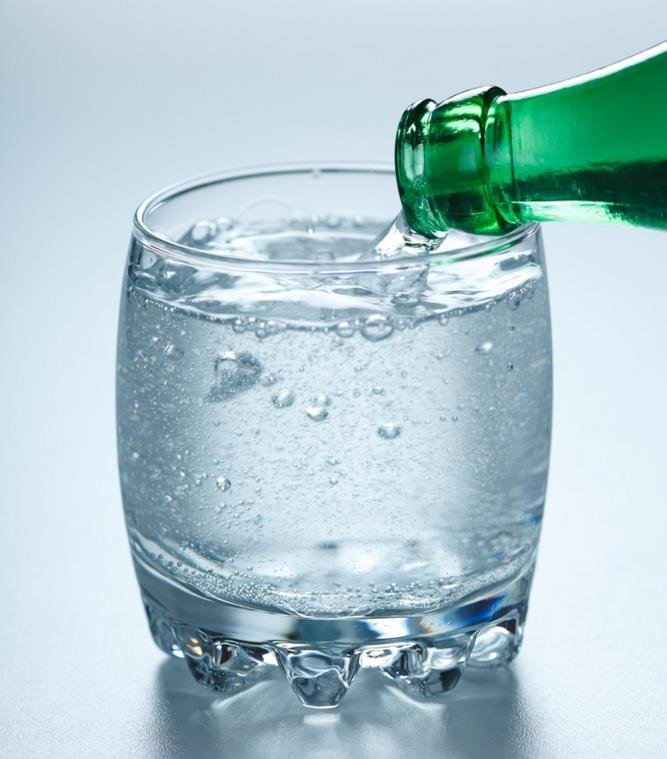 Beneficios de beber agua con gas