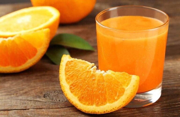 Tomar zumo de naranja por la noche