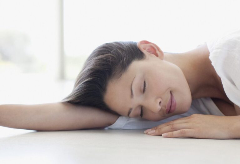 Beneficios de dormir en el suelo